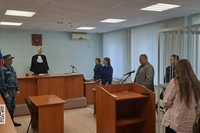 Оренбурженка и мигрант пытались выкинуть полицейского из машины