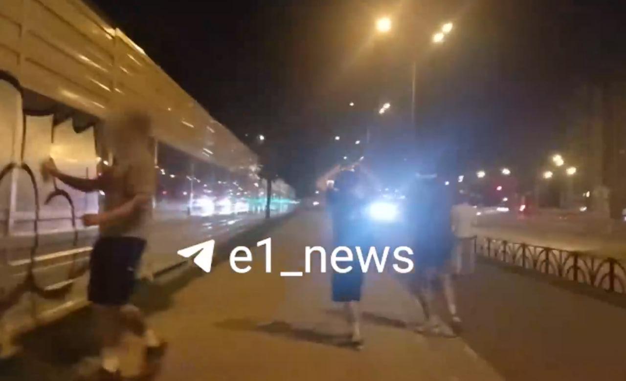 В Екатеринбурге вычислили хулиганов, которые рисовали граффити и напали на семейную пару