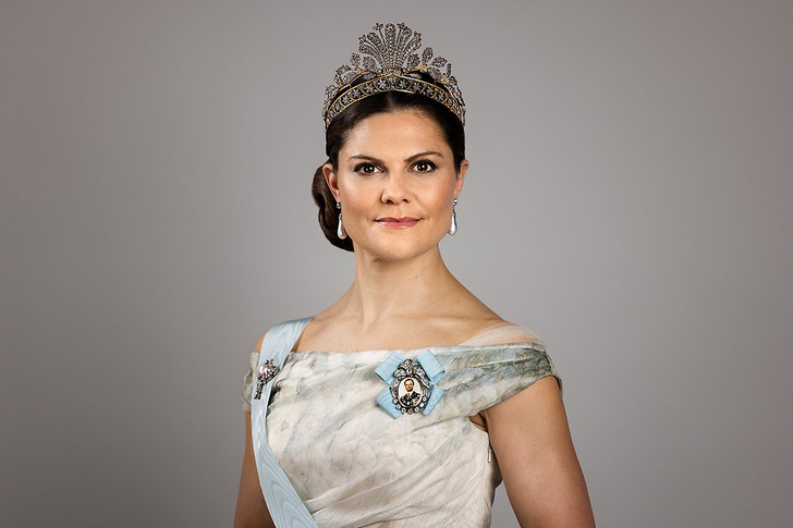 Новые величественные портреты шведских принцесс и их впечатляющие тиары с загадочными историями