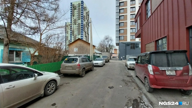 Когда убрали строительный забор, проезд стал пошире, но в нём паркуются жители ЖК | Источник: Мария Антюшева / NGS24.RU