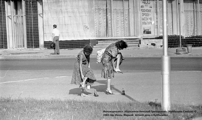 ...но даже на пляж ходила на каблуках | Источник: Фотожурналист Николай Абросимов/ Старая Самара / Vk.com