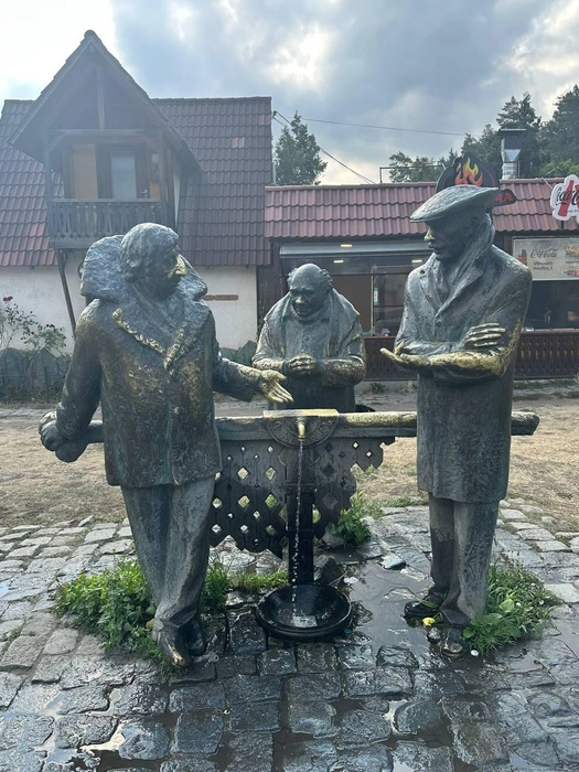 Памятник героям фильма Мимино в городе Дилижан | Источник: «Будни путешественника» / telegram-канал