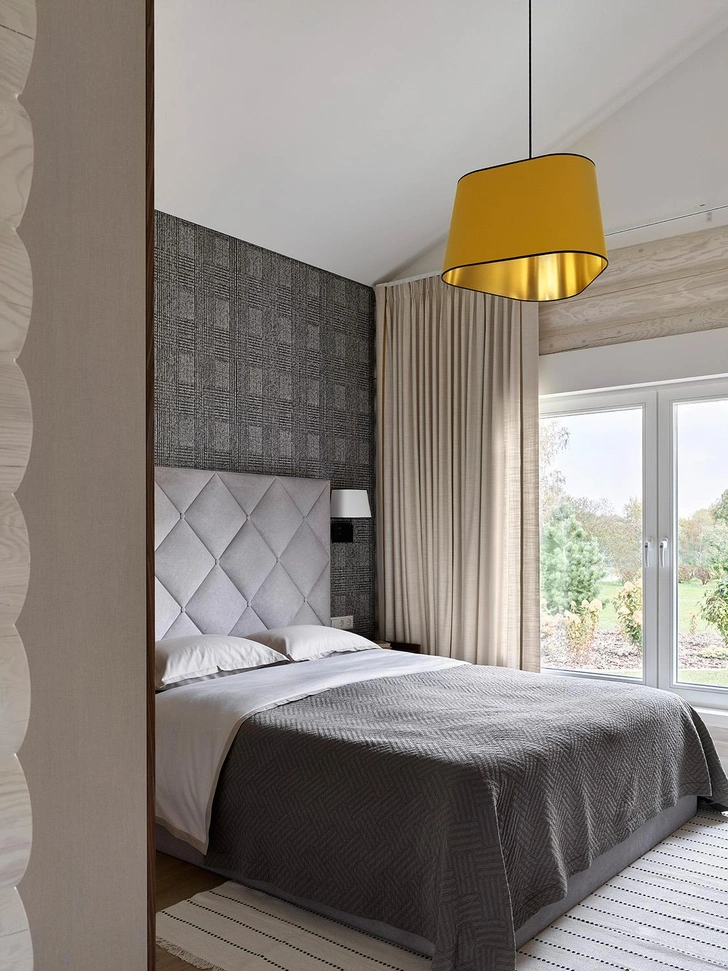 Кровать, Vitset. Постельное белье и покрывало, AtelierTati. Бра и светильник над кроватью, Designheure. Шторы и циновка, студия «Доброе Утро». | Источник: Сергей Ананьев. Стиль: Yes We May