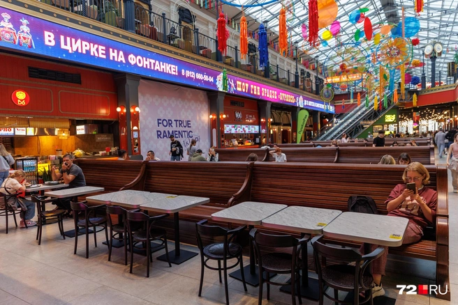 Сиденья на фудкорте напоминают скамейки на старинном вокзале | Источник: Ирина Шарова / 72.RU