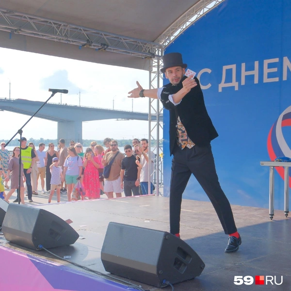 Зрителей развлекают фокусами… | Источник: Тимофей Калмаков / 59.RU 
