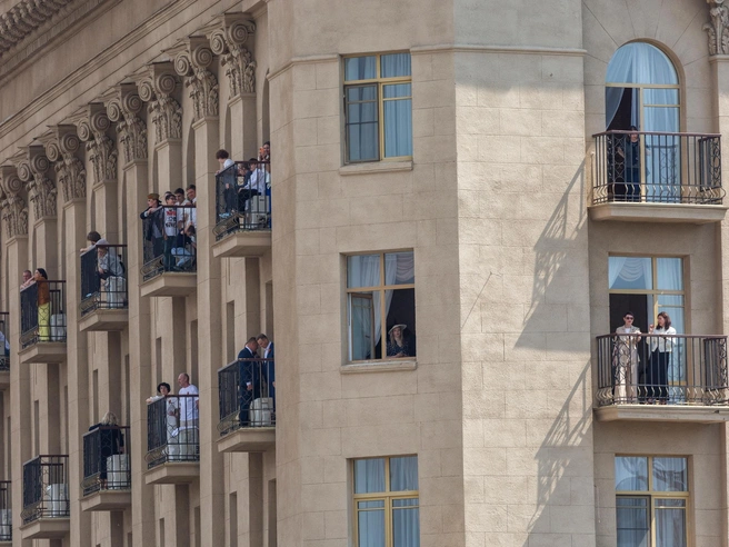 Похоже, большинство постояльцев гостиниц предпочли смотреть парад сверху, а не с земли | Источник: Константин Завриков / V1.RU