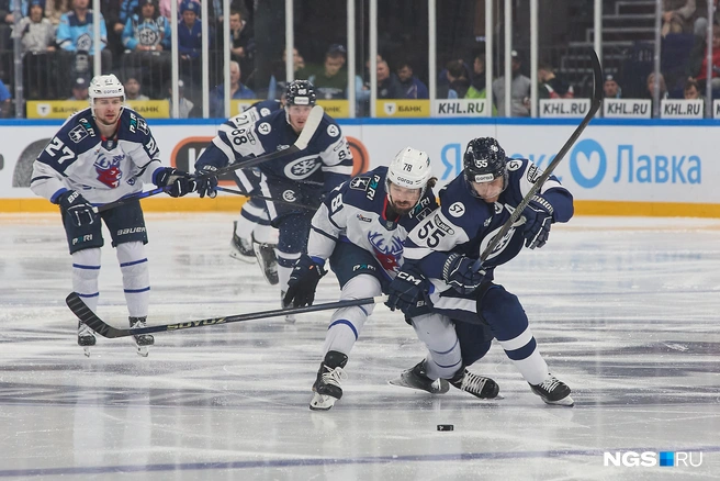 Шайбу забил игрок новосибирской команды Оскар Булавчук | Источник: Александр Ощепков / NGS.RU