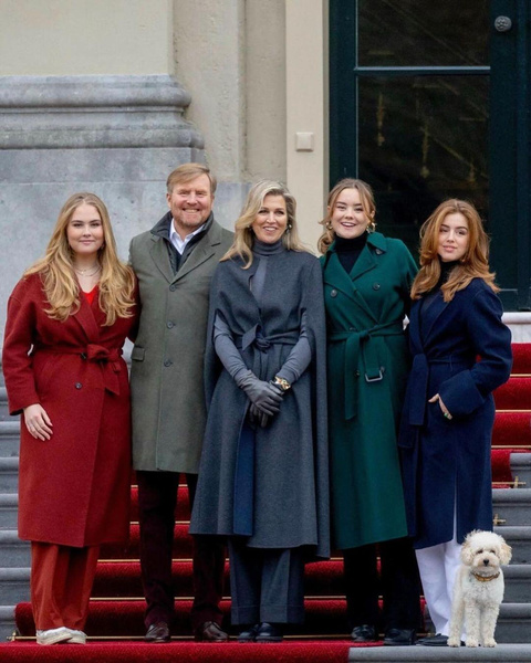 Кейт Миддлтон, княгиня Монако Шарлен и другие королевские семьи на рождественских открытках