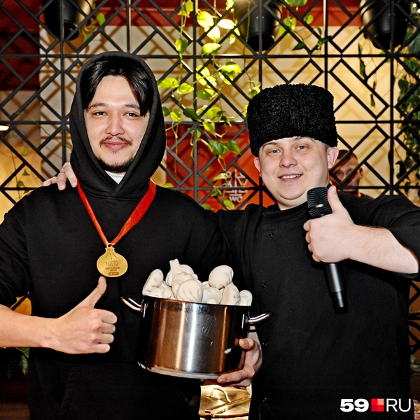 Медаль получил, хинкали&nbsp;— тоже! | Источник: Ирина Тропина / 59.RU