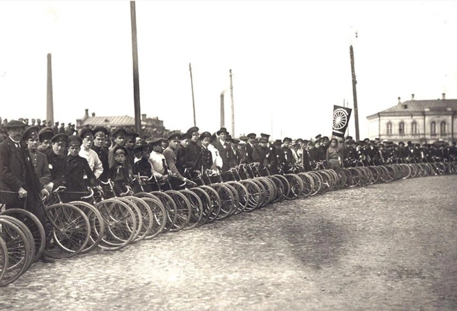 Парад Общества велосипедистов на Тихвинской площади, 1910-е годы | Источник: Pastvu.com