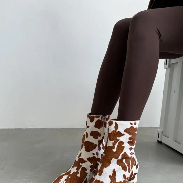 Ботильоны демисезонные натуральные&nbsp;— 6900 рублей, коровий принт переехал на обувь (да, он всё еще актуален) | Источник: Roksi-shoes / Wildberries.ru 