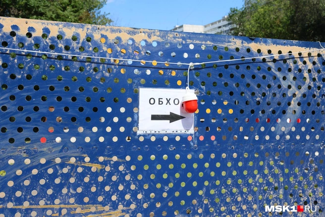 Пешеходы ютятся на обходных путях | Источник: Артем Устюжанин / MSK1.RU