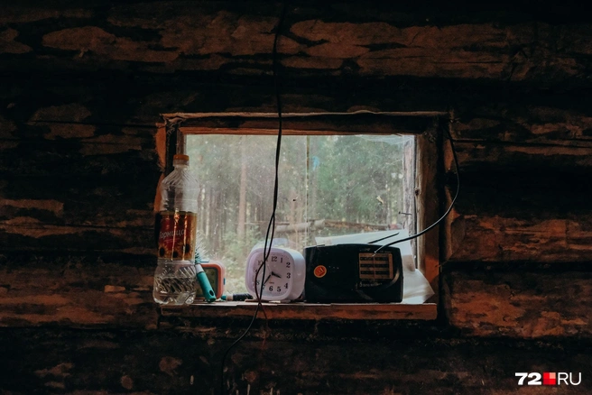 Ночью топим печь и укрываемся спальником. Но всё равно становится холодно | Источник: Анастасия Малышкина / 72.RU