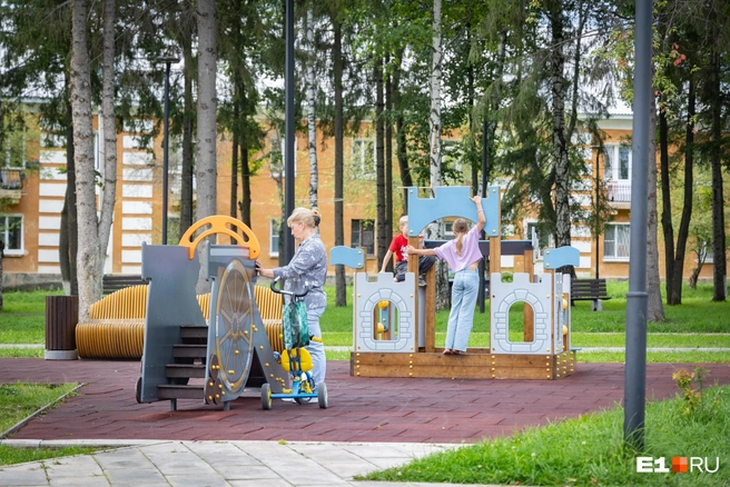 На набережной современные детские площадки | Источник: Владислав Лоншаков / E1.RU