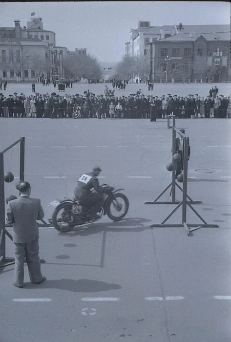 Соревнования по фигурному вождению мотоцикла 2 мая 1956 года | Источник: фотофонд Самарского областного государственного архива социально-политической истории