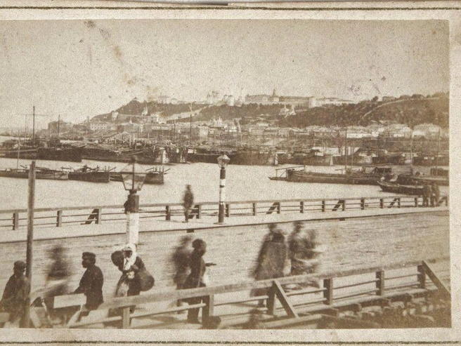 Вид на Кремль с плашкоутного моста | Источник: И. Громан / goskatalog.ru