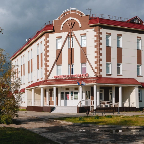 Декоративные элементы в виде чума встречаются в Нарьян-Маре практически на каждом шагу, в том числе и на фасадах некоторых зданий | Источник: Андрей Белавин