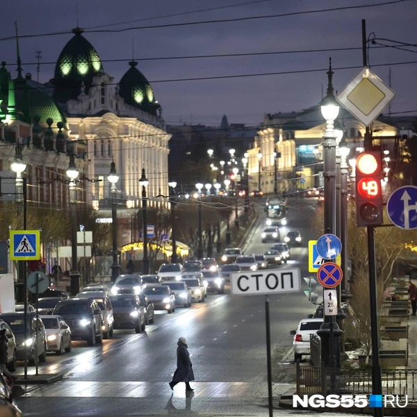 Город освещают фонари | Источник: Евгений Софийчук / NGS55.RU