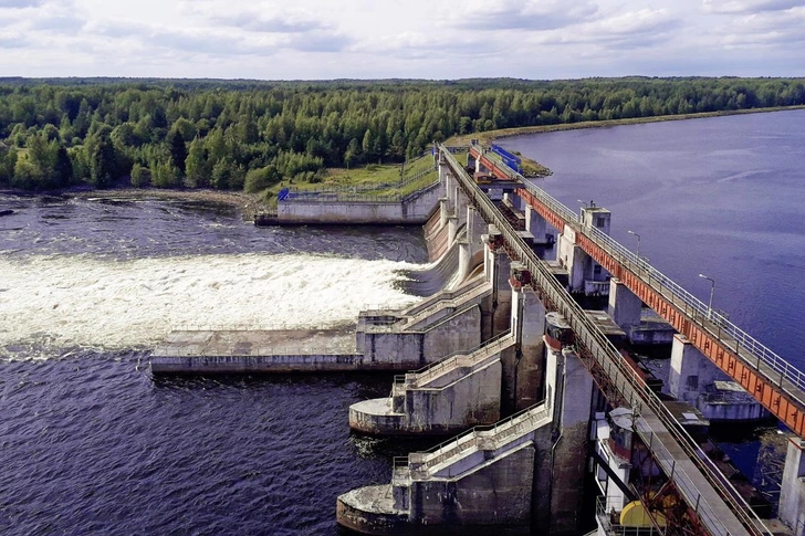 Вид на плотину Нижне-Свирской ГЭС в Лодейном Поле | Источник: Arhi78, CC BY-SA 4.0, via Wikimedia Commons
