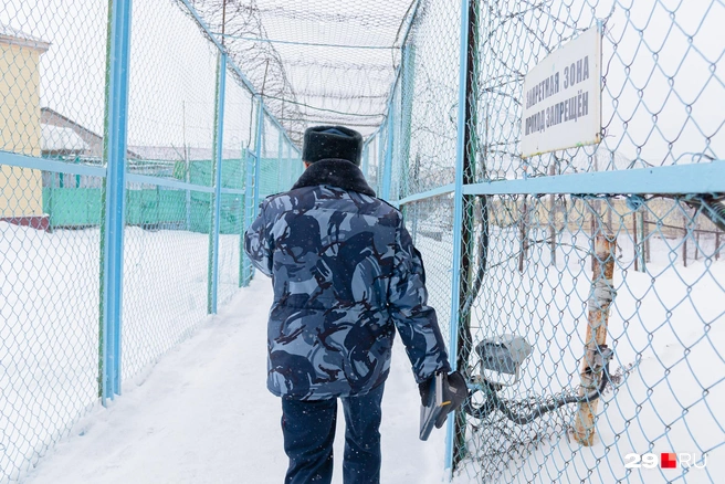 Решетки, заборы и колючая проволока — повседневный пейзаж для осужденных | Источник: Иван Митюшёв
