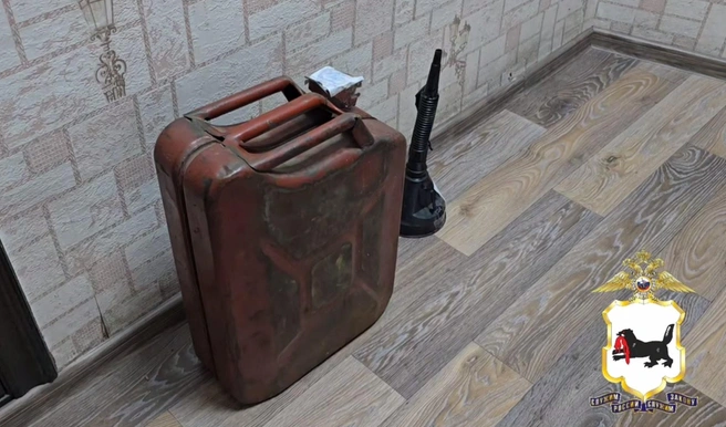 В Иркутске снова поймали перекупщиков бензина. Топливо продавали по 300 рублей за литр | Источник: «МВД38» / Telegram