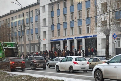 Почему у завода в Екатеринбурге выстроилась очередь рабочих