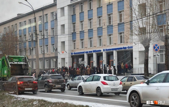 В районе 9 часов утра рабочие выстроились в очередь перед проходной | Источник: Кирилл Кушнов / E1.RU