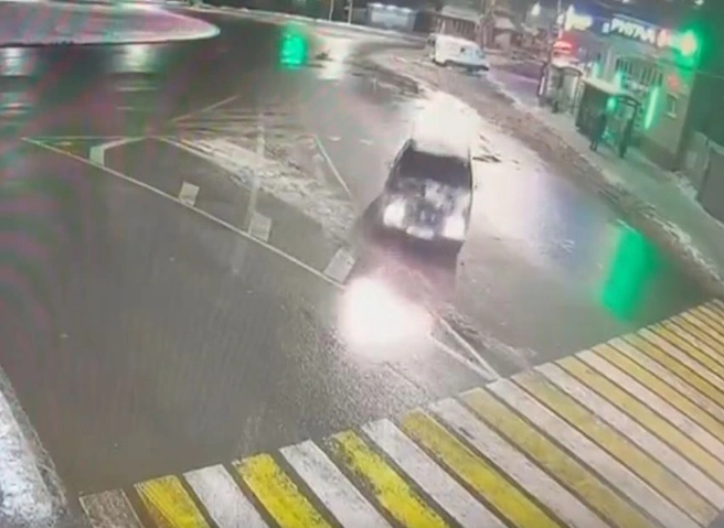 Появилось видео наезда автомобиля на магазин «Эмиль Бонтэ» на площади Свободы | 62.ru