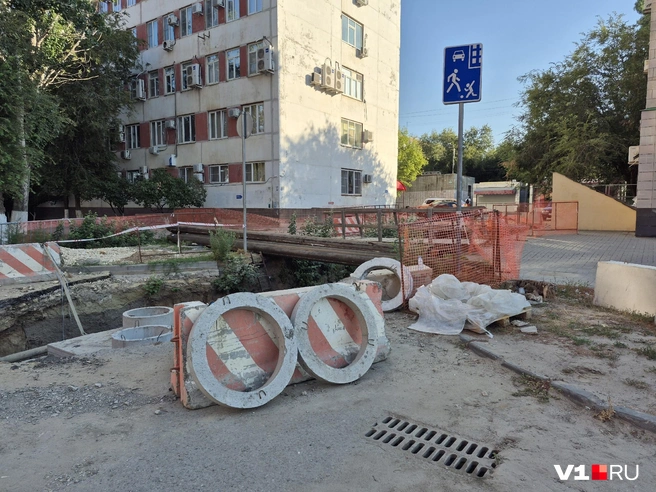 Яма рядом с поликлиникой появилась в мае. Сейчас, со слов горожан, никаких работ вокруг неё не ведется | Источник: Ирина Яковлева / V1.RU