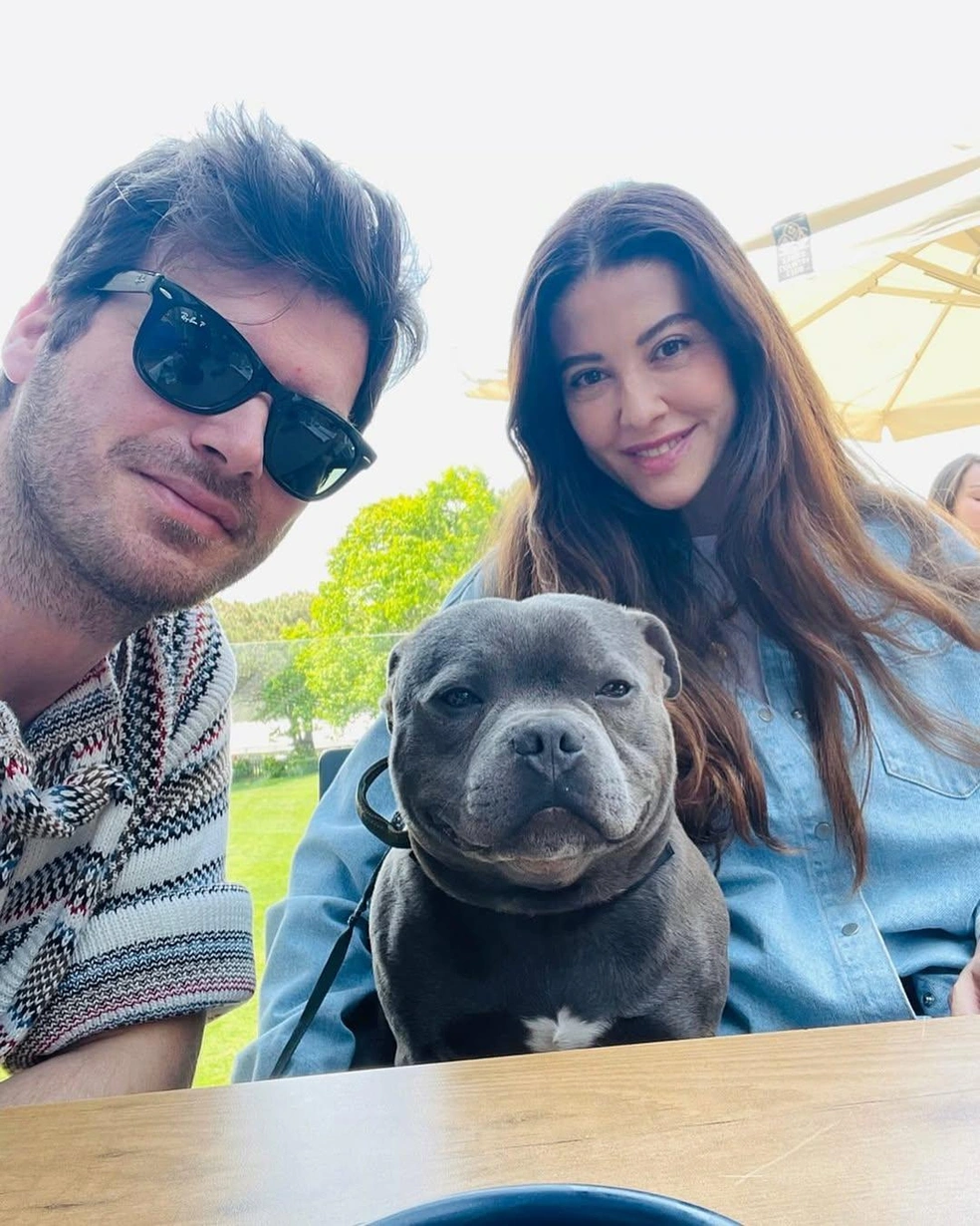 Актер с женой и питомцем | Источник: kivanctatlitug / Instagram (экстремистская организация, деятельность запрещена на территории РФ)