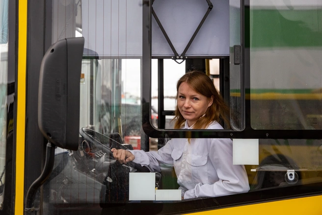 Юлия Скребкова работает водителем автобуса | Источник: Кирилл Поверинов