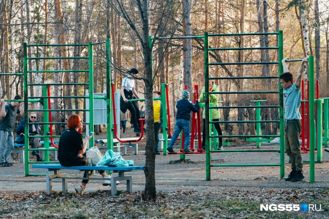 Многие спортплощадки не помешало бы обновить | Источник: Елена Латыпова / NGS55.RU