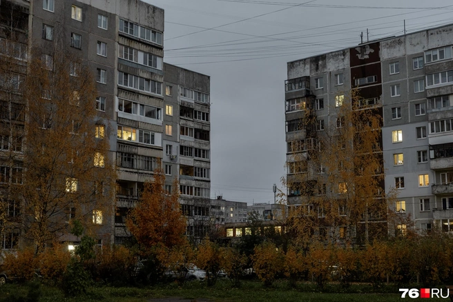 Чем темнее становится небо, тем ярче светятся окна многоэтажек | Источник: Александр Куренной / 76.RU