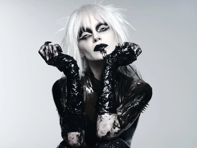 После полного перезапуска карьеры артистка, кажется, решила довести стиль до максимальной смелости | Источник: glukozamusic / Instagram (экстремистская организация, деятельность запрещена на территории РФ)