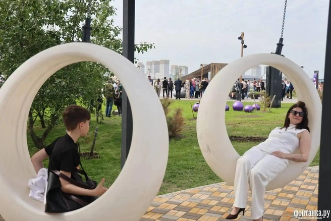 Вдоль набережных Линейного парка планируют поставить ограждение. Может быть, в виде цепей | Источник: Валентин Егоршин / «Фонтанка.ру»