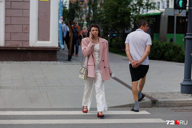 Очень стильная тюменка. Пиджак, топ, штаны и босоножки&nbsp;— полный восторг | Источник: Ирина Шарова / 72.RU