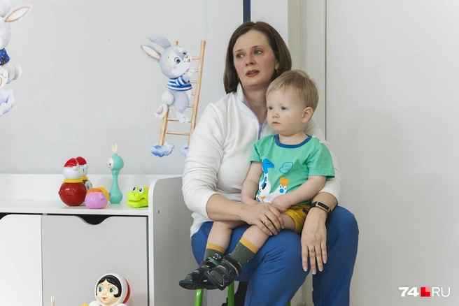 Мамы волнуются не меньше малышей, задача воспитателя — успокоить всех | Источник: Наталья Лапцевич / 74.RU