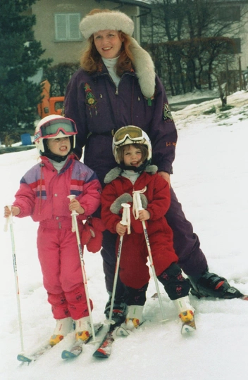 Сара Фергюсон с принцессой Беатрис и принцессой Евгенией, 1995 год