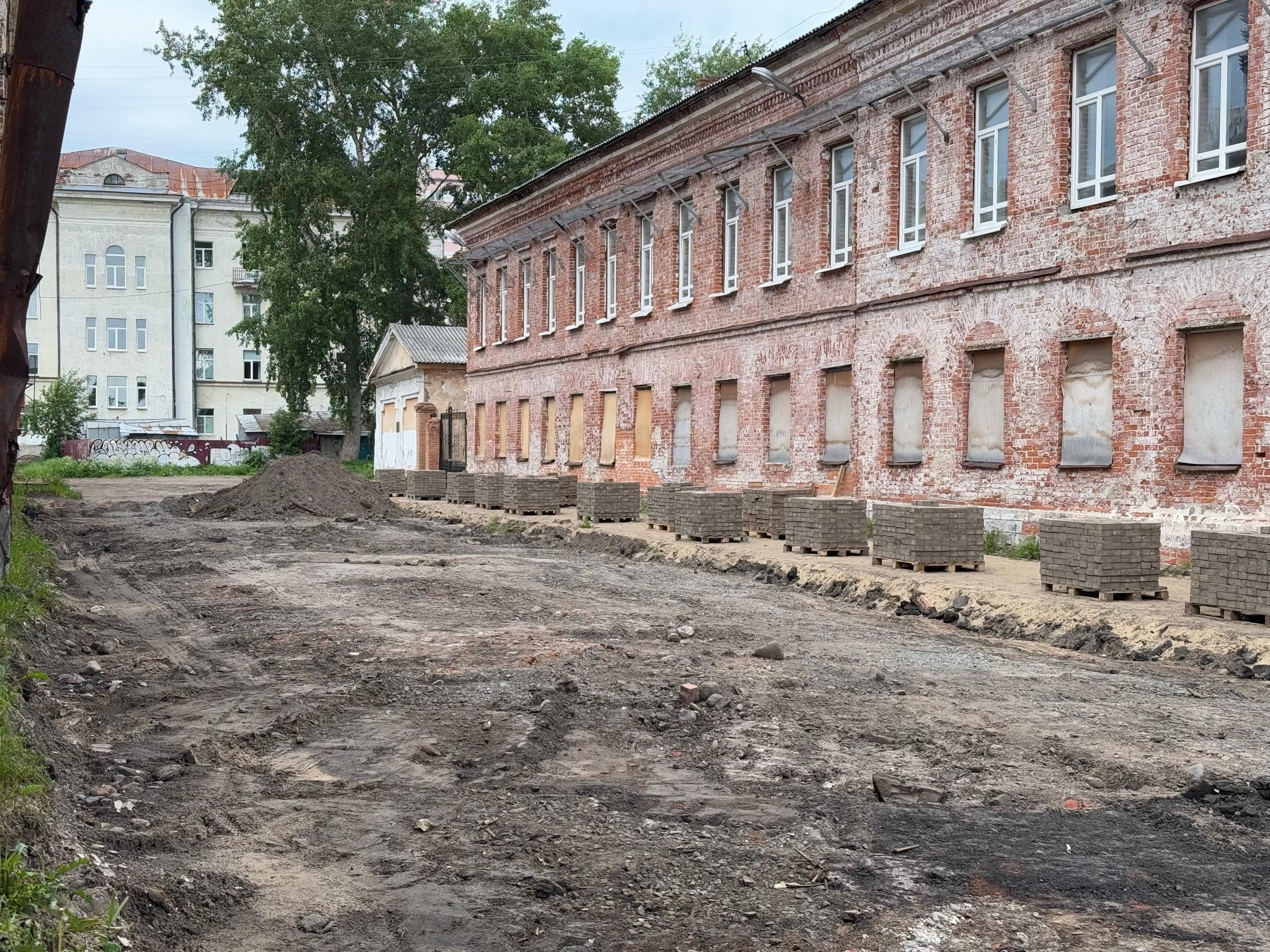 Куда пропала старинная брусчатка? Власти Архангельска объяснили, как благоустраивают Банковский переулок