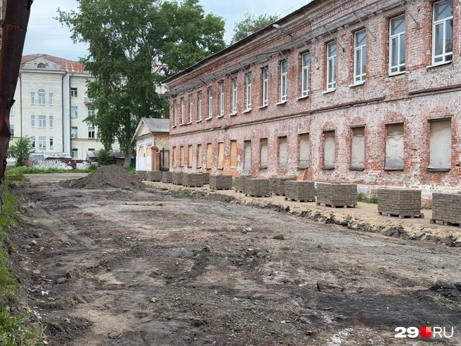 На огороженной территории сняли слой грунта и завезли кирпичи.  | Источник: Валерия Богатырёва
