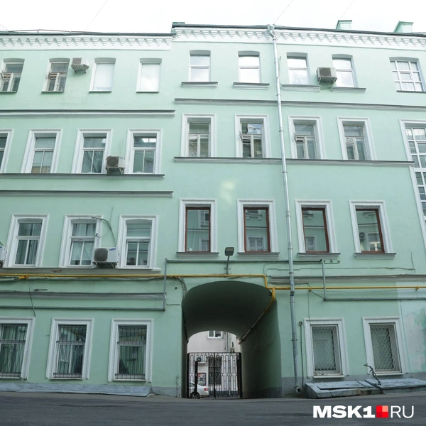 Несколько лет назад дома покрасили и отремонтировали в них подъезды | Источник: Дмитрий Толстошеев / MSK1.RU