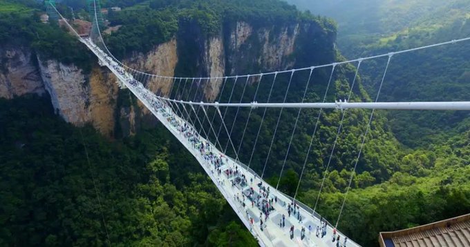 В Китае открыли самый большой в мире стеклянный мост, и выглядит он грандиозно (фото и видео)