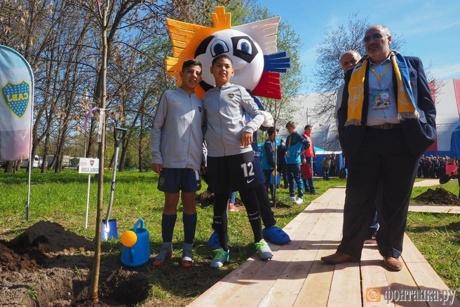 В саду «Спартак» заложили аллею Мира и дружбы | Источник: Михаил Огнев, "Фонтанка.ру"