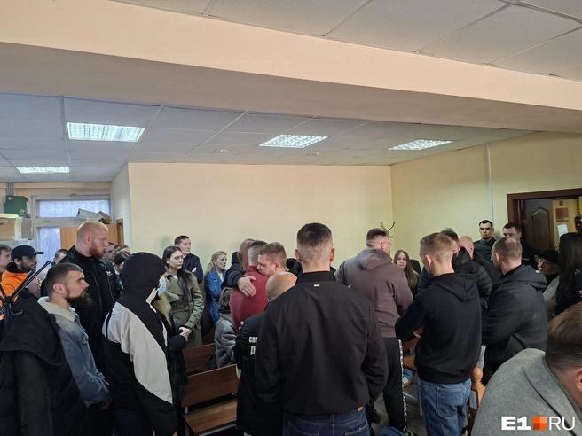 Кроме родных, на суд пришла огромная группа поддержки — молодые люди спортивного вида | Источник: читатель E1.RU
