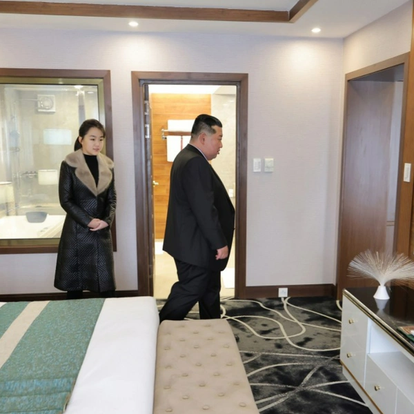 Ким Чен Ын открыл новый горнолыжный курорт на севере КНДР. 25 фото вождя с дочерью и пяти новых отелей