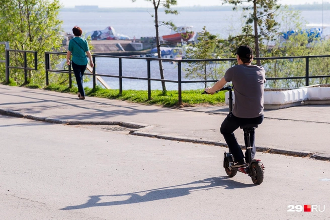 Чем теплее в городе, тем больше людей на самокатах в городе | Источник: Иван Митюшёв