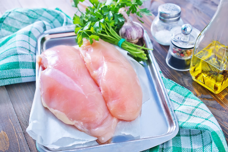 Американец 25 дней ест только сырую курицу: почему он до сих пор не отравился?