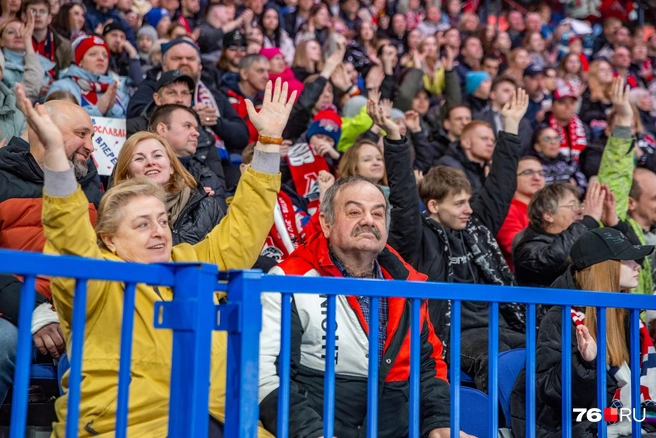 Ярославцы пытаются занять места на матчи «Локомотива» | Источник: Кирилл Поверинов / 76.RU