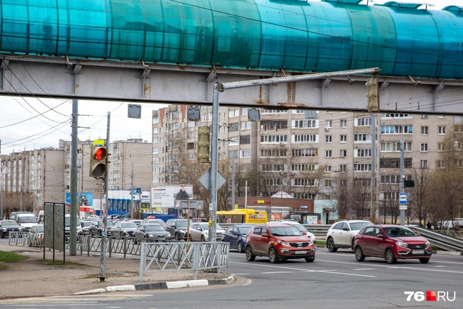 Бордюрную часть Московского проспекта планируют привести в порядок. | Источник: Кирилл Поверинов / 76.RU