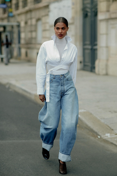 Тина Кунаки появилась на Неделе высокой моды в Париже в джинсах, за которыми скоро начнут охоту все модницы 🔥